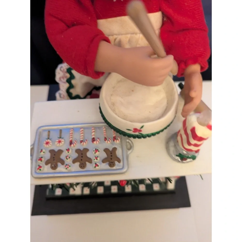 Christmas Mrs. Santa Claus Baking Cookies Holiday Creations. Musical Lighted Box